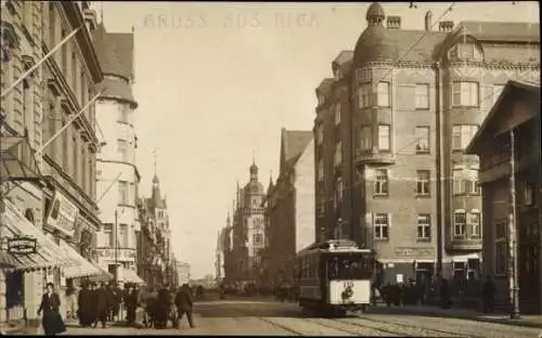 Foto Ak Riga Lettland, Straße, Straßenbahn Nr. 115, Passanten, Geschäfte