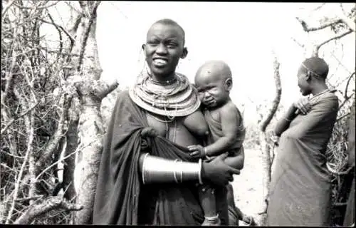 Foto Ak Afrika, Afrikanerin mit Kind, Afrikanische Tracht