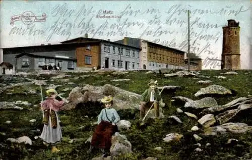 Ak Brocken Nationalpark Harz, Gipfelhotel, Totalansicht, Aussichtsturm, Wanderer, Frau mit Fernrohr