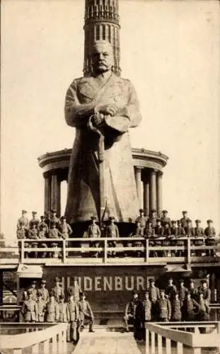 Ak Berlin Tiergarten, Siegessäule, Der eiserne Hindenburg, Soldaten, Nagelung, Kriegshilfe