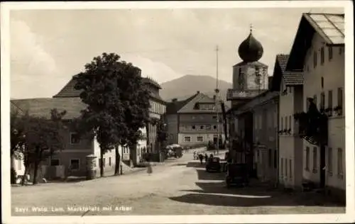 Ak Lam im Bayerischen Wald Oberpfalz, Blick auf den Marktplatz mit Arber, Autos, Passanten, Kirche