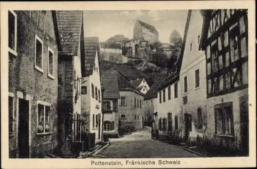 Ak Pottenstein im Kreis Bayreuth Oberfranken, Blick in eine Gasse Richtung Burg