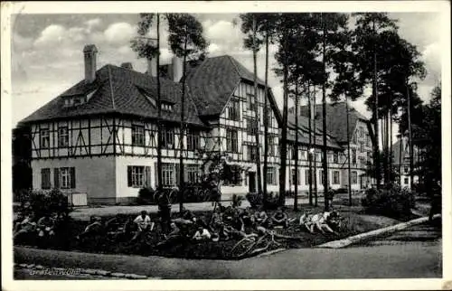 Ak Grafenwöhr Oberpfalz, Soldaten auf der Wiese im Lager, Fachwerkhaus