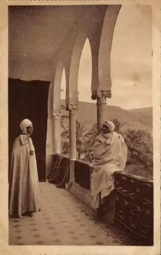 Ak Zwei Männer auf einer Terrasse, Maghreb, Villa