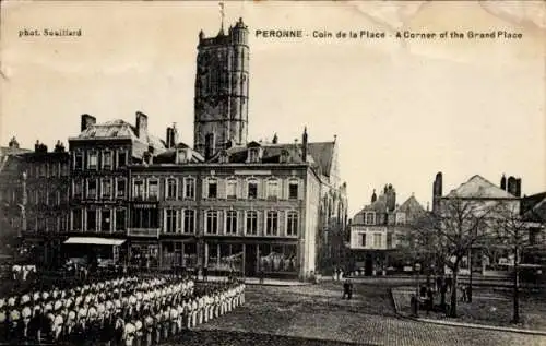 Ak Péronne Somme, Platz, Soldaten in Reihe, Turm