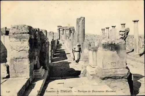 Ak Timgad Algerien, römische Ruinen, Portikus des Decumanus Maximus