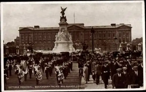 Ak London City England, Victori-Denkmal, Buckingham Palace, Wachen