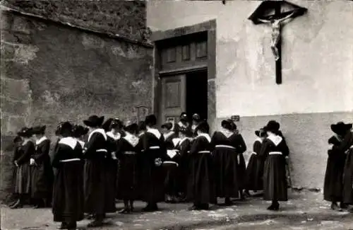 Ak Evolène Kanton Wallis, Sortie de Messe, Costume d'Herens