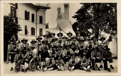 Ak Mayrhofen im Zillertal Tirol, Musikkapelle in Tracht, Gruppenbild 1928