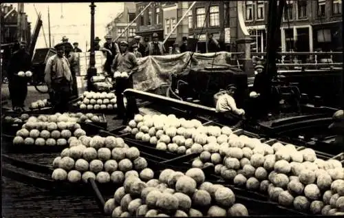 Ak Alkmaar Nordholland Niederlande, Käsemarkt, Käseträger und Hafen