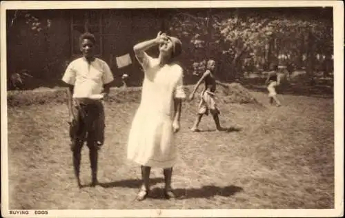 Foto Ak Afrika, Buying Eggs, Europäerin, Straßenhändler