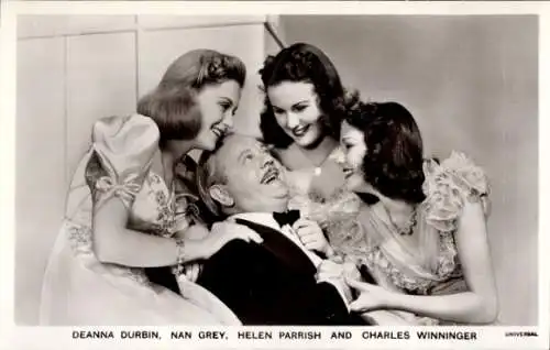 Ak Schauspielerin Deanna Durbin, Nan Grey, Helen Parrish, Schauspieler Charles Winninger, Filmszene