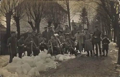 Foto Ak Braniewo Braunsberg Ostpreußen, Deutsche Soldaten in Uniformen, Winteransicht, I WK