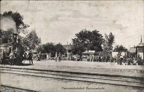 Ak Baranowtschi Weißrussland, Personenbahnhof, Gleisansicht, Dampflokomotive, Deutsche Soldaten