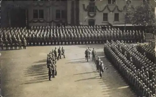 Foto Ak Freiburg im Breisgau Baden Württemberg, Soldaten auf einem Platz, Parade