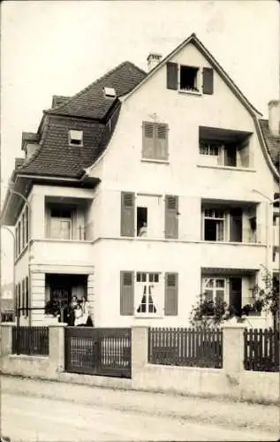 Foto Ak Bâle Basel Stadt Schweiz, Straßenpartie mit Wohnhaus