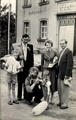 Foto Personen mit Mecki, vor einer Schuhhandlung