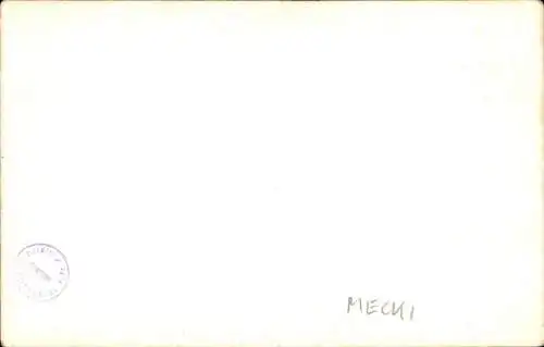 Foto Personen mit Mecki, vor einer Schuhhandlung