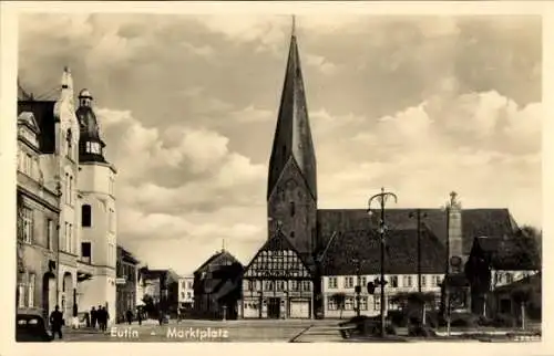 Ak Eutin in Ostholstein, Marktplatz mit Kirche, Denkmal