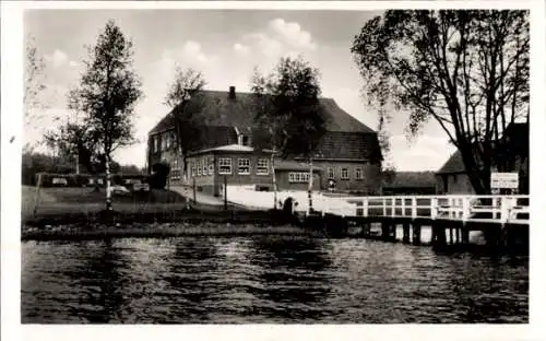 Ak Malente in Ostholstein, Fährhaus Nieder-Kleveez, Gasthaus Pension, Anlegersteg