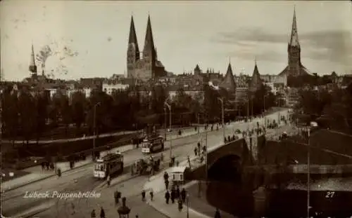 Ak Lübeck in Schleswig Holstein, auf der Puppenbrücke, Straßenbahnen, Kirche