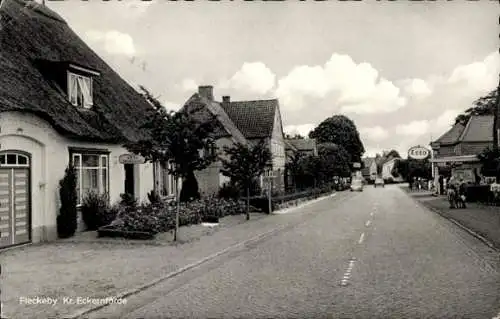 Ak Fleckeby in Schleswig, Teilansicht, Esso Tankstelle