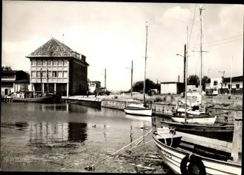 Ak Karlshagen in Mecklenburg Vorpommern Usedom, Blick auf den Fischerhafen, Boote