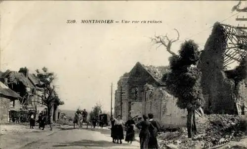 Ak Montdidier Somme, Straße, Ruinen, Passanten