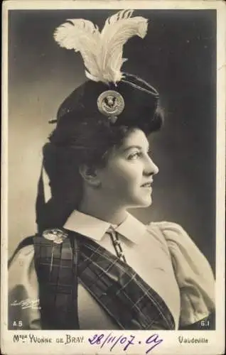 Ak Schauspielerin Yvonne de Bray, Portrait in schottischer Tracht