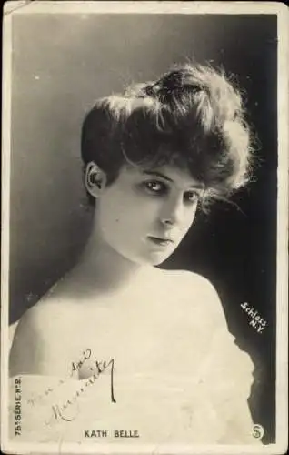 Ak Kath Belle, Portrait im schulterfreien Kleid