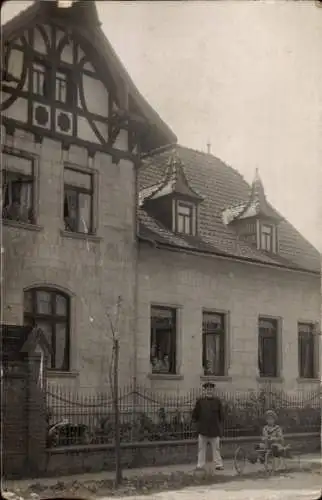 Foto Ak Lutherstadt Eisleben, Straßenpartie mit Wohnhaus