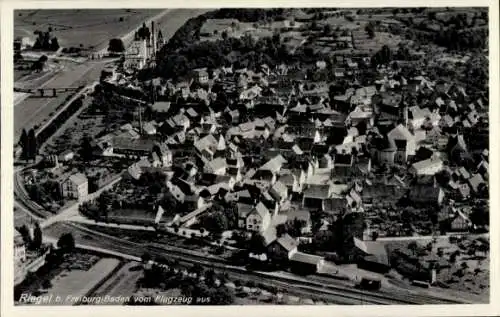 Ak Riegel am Kaiserstuhl Baden, Fliegeraufnahme, Stadtpanorama, Bahnstrecke