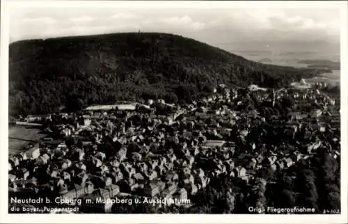 Ak Neustadt bei Coburg Oberfranken, Gesamtansicht mit Muppberg und Aussichtsturm, Fliegeraufnahme