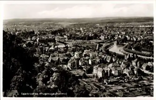 Ak Saarbrücken im Saarland, Fliegeraufnahme der Stadt