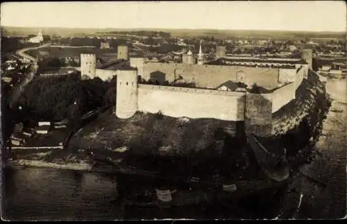 Foto Ak Narva Estland, Festung am Wasser aus der Höhe