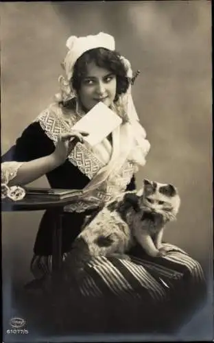 Ak Junge Frau in Volkstracht, Katze, Brief