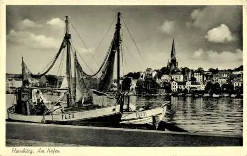 Ak Flensburg in Schleswig Holstein, Fischerboote am Hafen, Kirche, Stadt