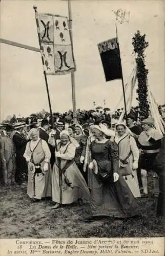 Ak Compiègne Oise, Jeanne D'Arc Festival 1909, Les Dames de la Halle nini portant la Banniere