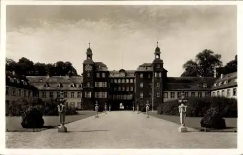 Ak Schwetzingen im Rhein Neckar Kreis, Blick über den Schlossgarten auf das Schloss