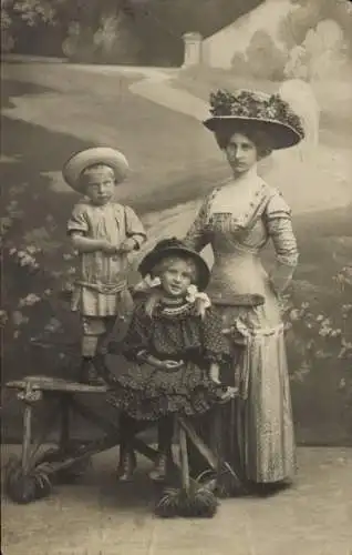 Foto Ak Bayreuth in Oberfranken, Frau mit zwei Kindern, Portrait