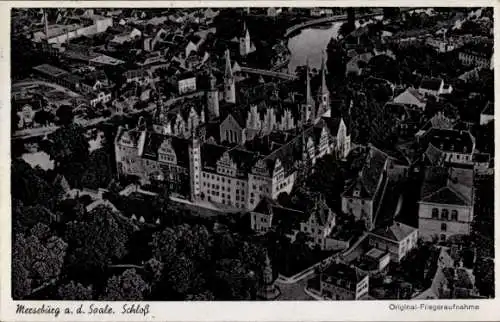 Ak Merseburg an der Saale, Fliegeraufnahme vom Schloss