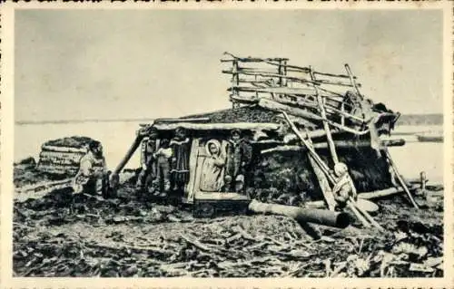 Ak Alaska, Familie vor ihrer Hütte am Yukon, Eskimos