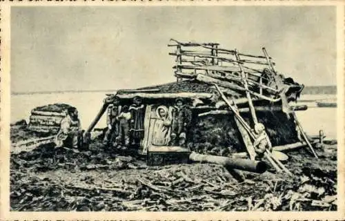 Ak Alaska, Familie vor ihrer Hütte am Yukon, Eskimos