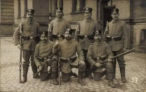 Foto Ak Deutsche Soldaten in Uniformen, Landsturm