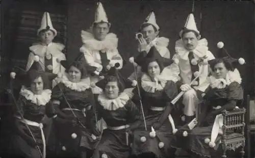 Foto Ak Männer und Frauen in Faschingskostümen, Harlekin