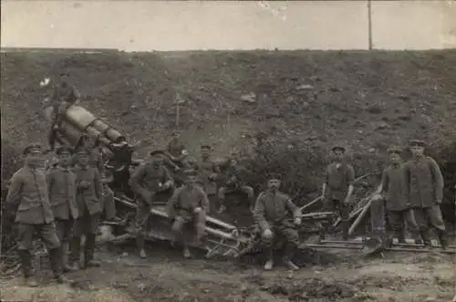 Foto Ak Deutsche Soldaten in Uniformen mit Geschütz, I WK