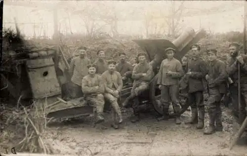 Foto Ak Deutsche Soldaten in Uniformen mit Geschütz, I WK