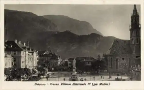 Ak Bozen Bolzano Südtirol, Piazza Vittorio Emanuele III, gia Walter, Platz mit Denkmal und Kirche