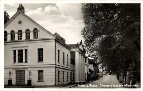 Ak Putbus auf der Insel Rügen, Schauspielhaus mit Alleestraße