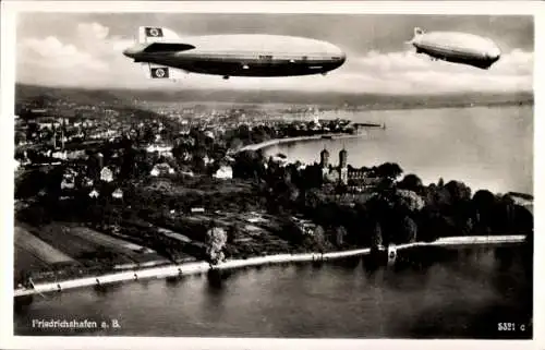 Ak Friedrichshafen am Bodensee, Luftschiff LZ 127 Graf Zeppelin in voller Fahrt, Fliegeraufnahme